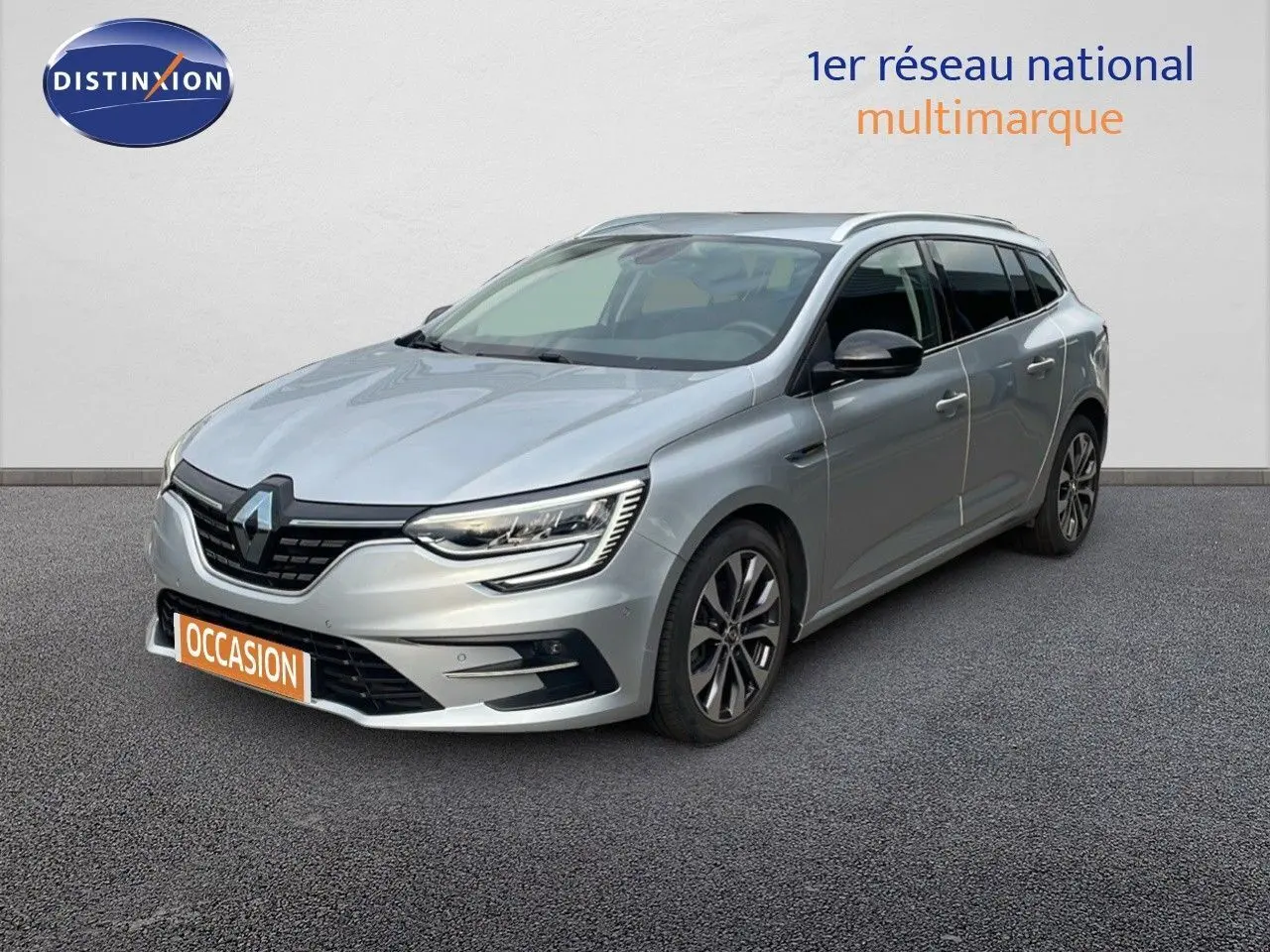 Renault Mégane Break gris Highland Metal vue 3/4 avant droit, mettant en valeur ses phares LED et jantes bi-ton.