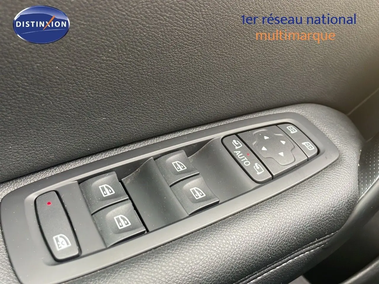 Panneau de commandes des vitres électriques côté conducteur en cuir noir dans une Renault Megane Break gris Highland Metal 2024.