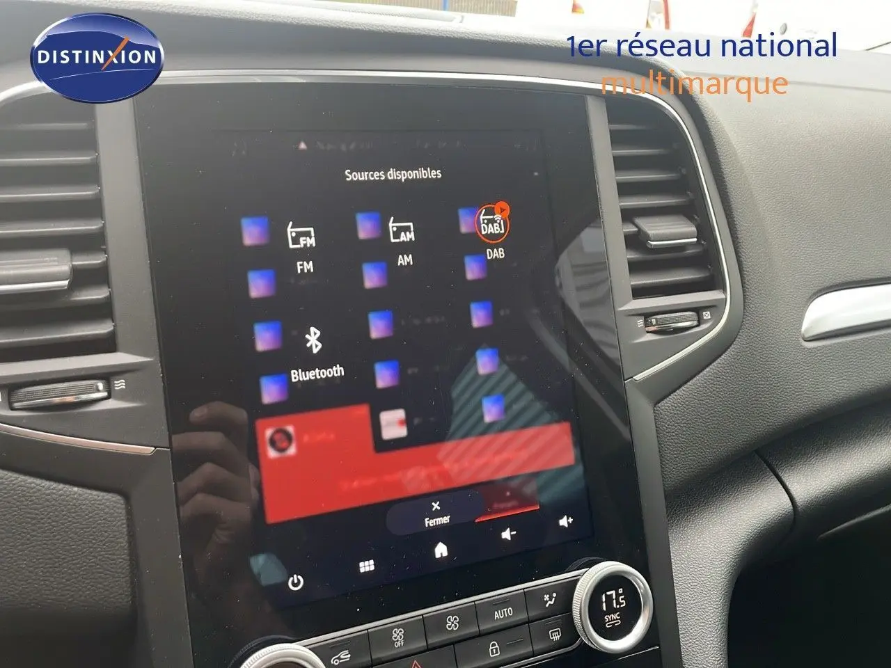 Écran tactile central affichant les sources audio dans l'habitacle d'une Renault Mégane Break 2024.