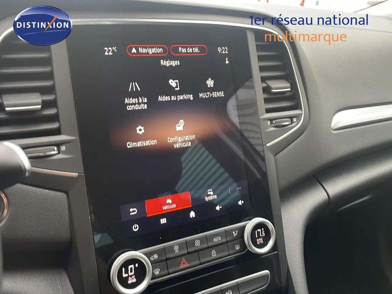 Intérieur de Renault Mégane Break 2024, vue sur l'écran tactile central et commandes de climatisation en gris Highland Metal.