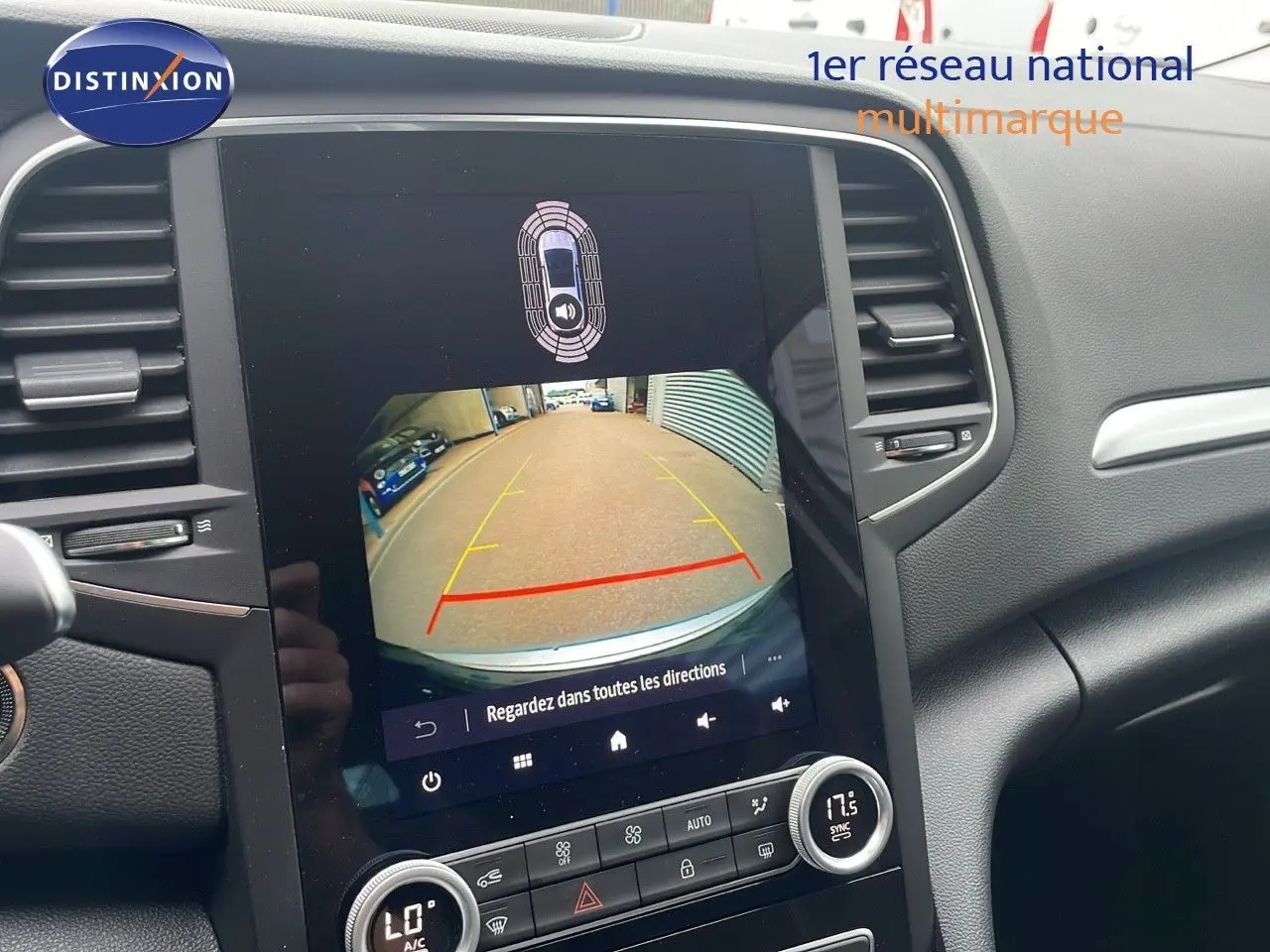 Écran central de la Renault Mégane Break gris Highland Metal 2024 montrant la caméra de recul avec guidage.