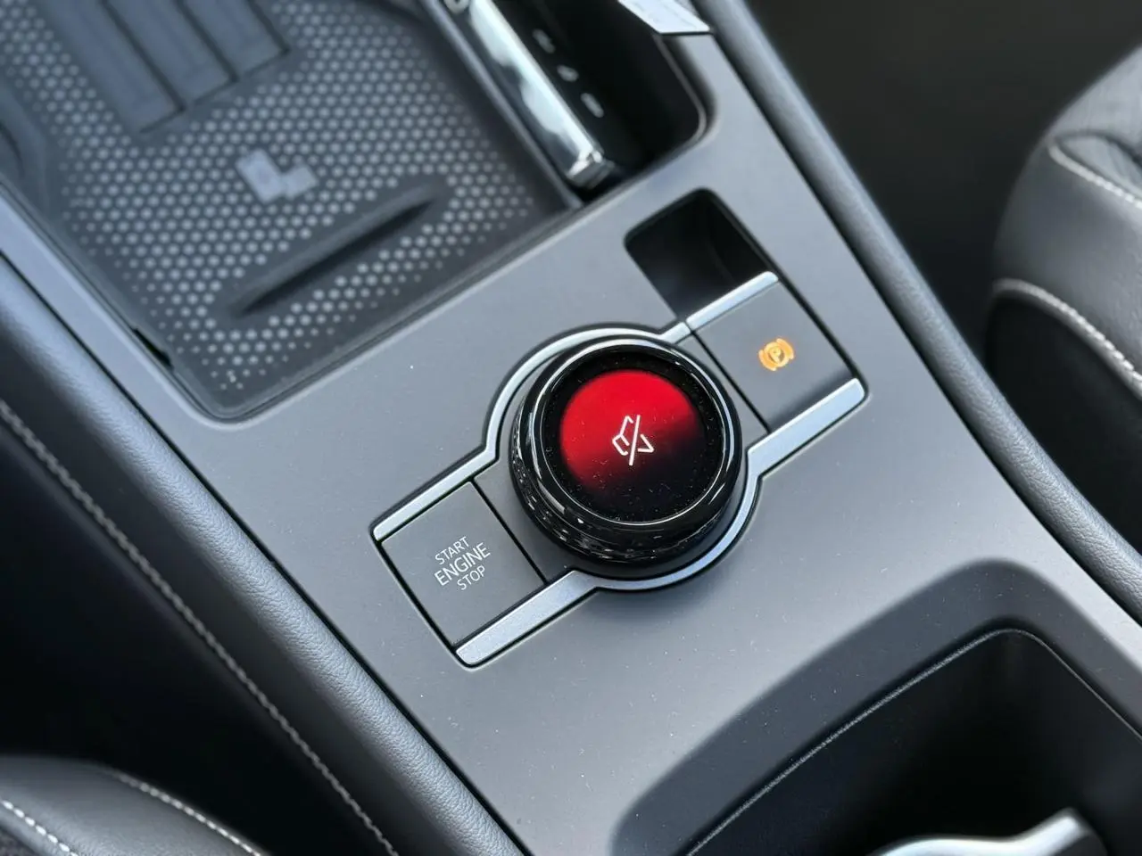 Gros plan sur la molette centrale rouge du système Easy Open dans l’habitacle noir du Volkswagen T-Roc 2026.