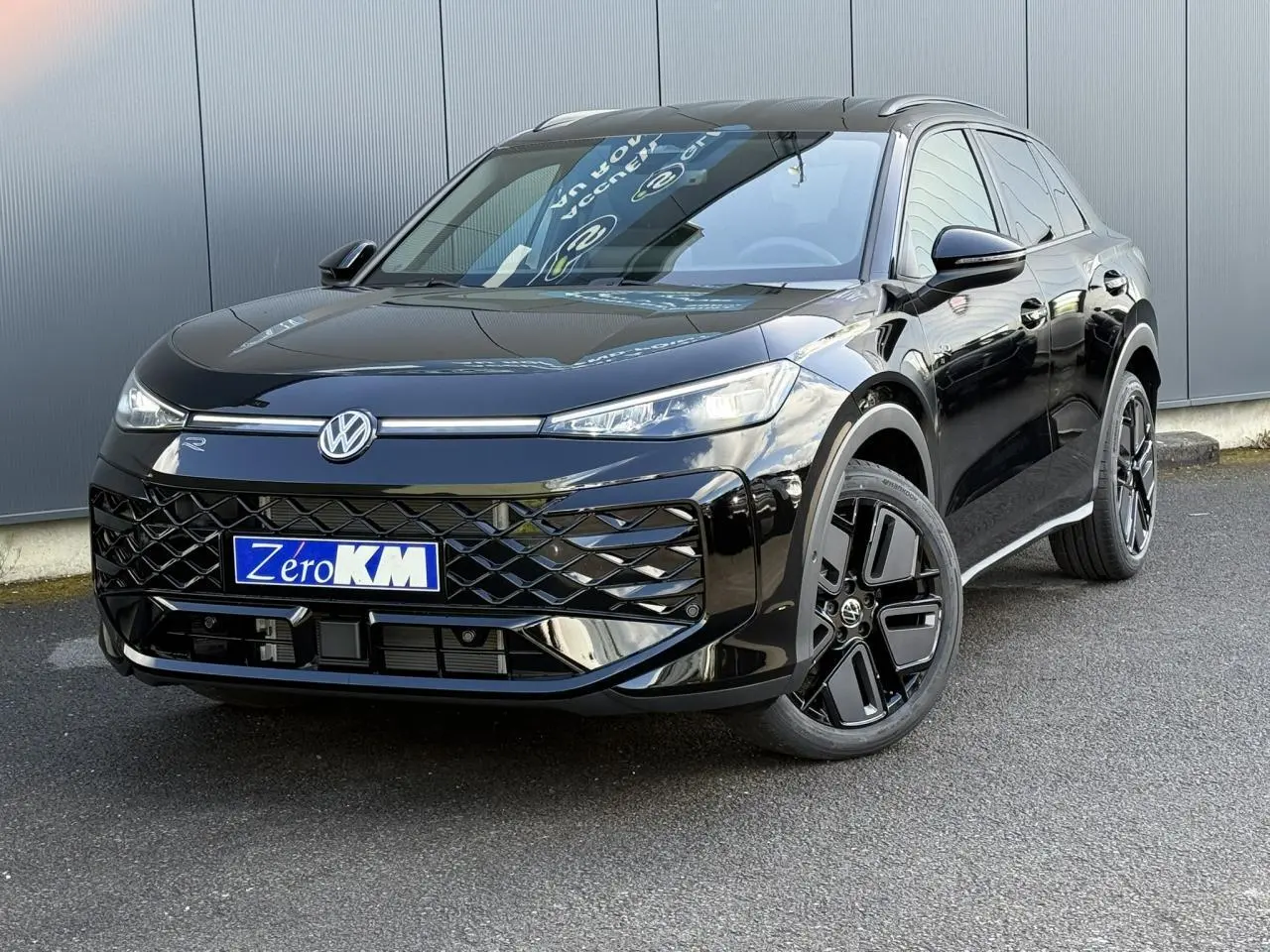 Volkswagen T-Roc noir Ébène en 3/4 avant droit avec jantes noires et calandre distinctive R-Line.