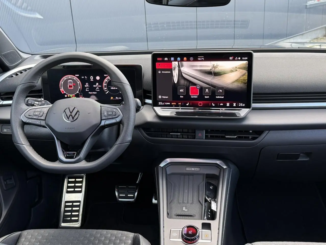 Vue frontale de l'habitacle du Volkswagen T-Roc 2026, tableau de bord numérique et écran tactile central.