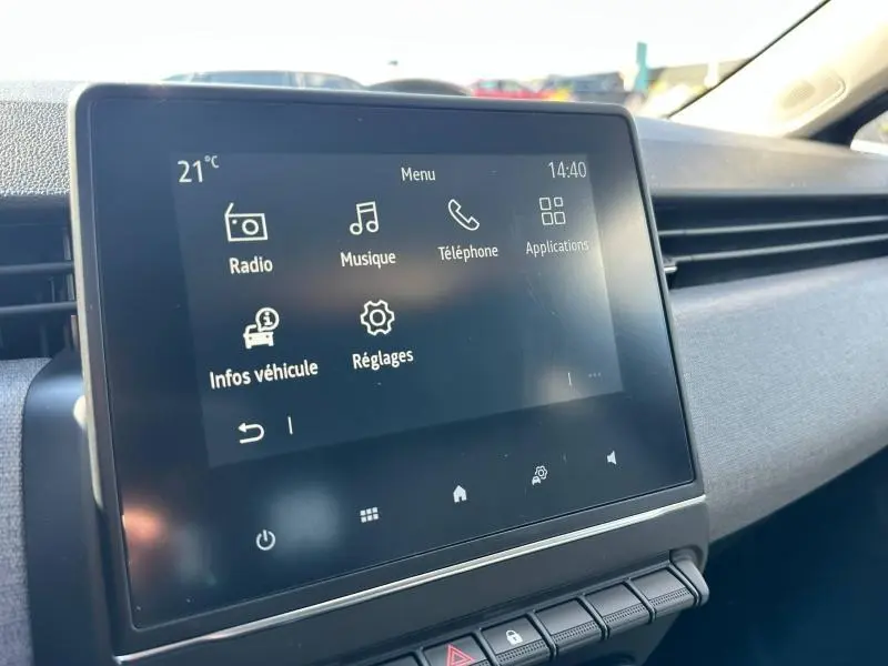 Écran tactile central de la Renault Clio 2025 gris Rafale, affichant le menu multimédia intérieur côté passager.