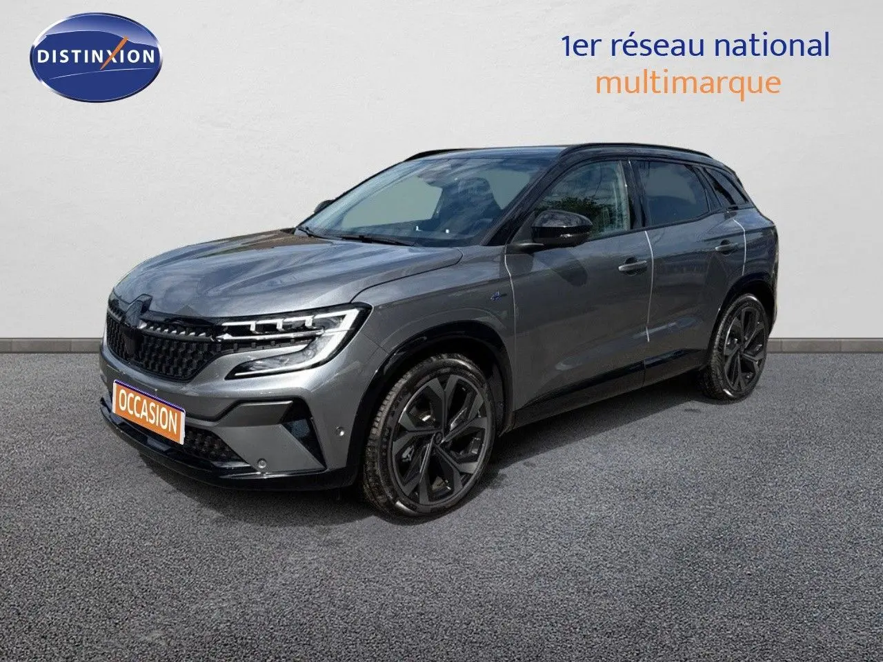 Renault Austral 2024 gris schiste métal avec toit noir, vue 3/4 avant mettant en valeur ses jantes noires distinctives.