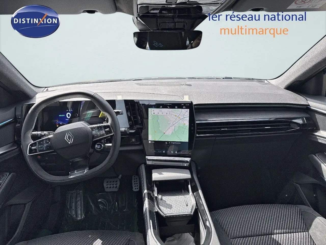 Intérieur du Renault Austral 2024, vue frontale du tableau de bord avec écran tactile central et volant multifonction noir.