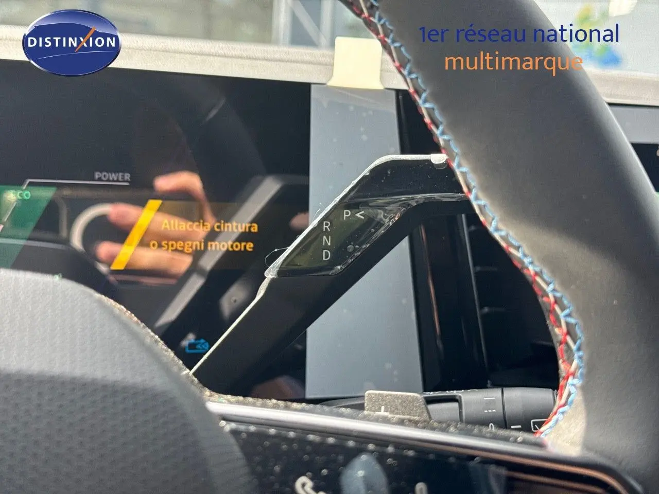 Gros plan sur la commande de boîte automatique du Renault Austral gris schiste avec toit noir, vue côté conducteur.