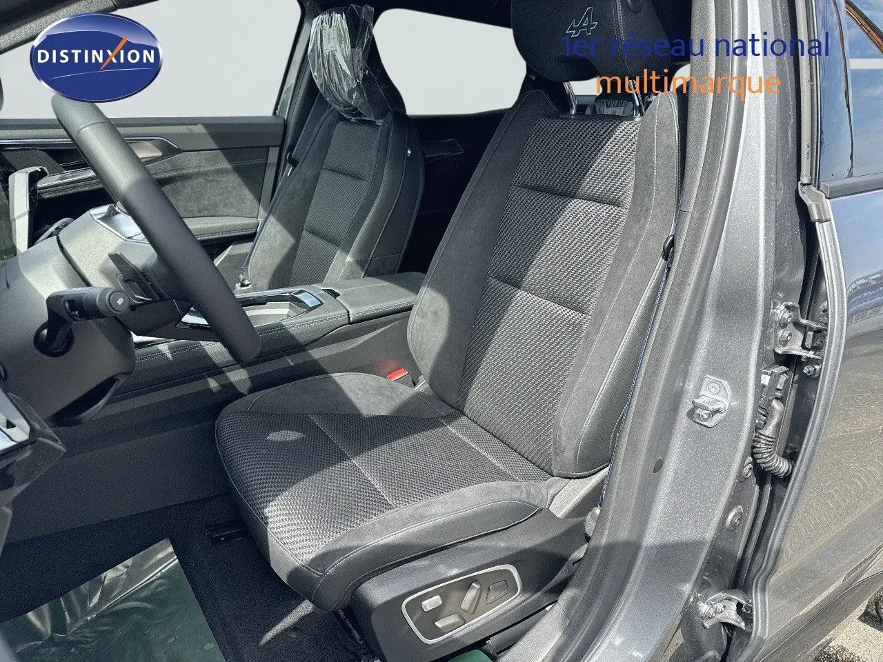 Siège conducteur en tissu gris avec logo Alpine brodé, vue intérieure côté gauche du Renault Austral 2024 gris schiste.