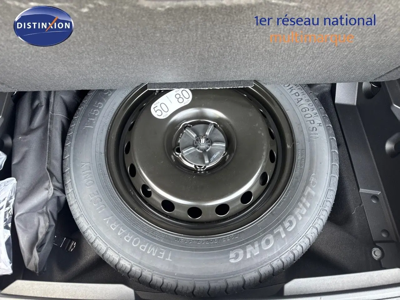 Roue de secours noire montée dans le coffre d'un Renault Austral 2024 gris schiste métal avec toit noir.