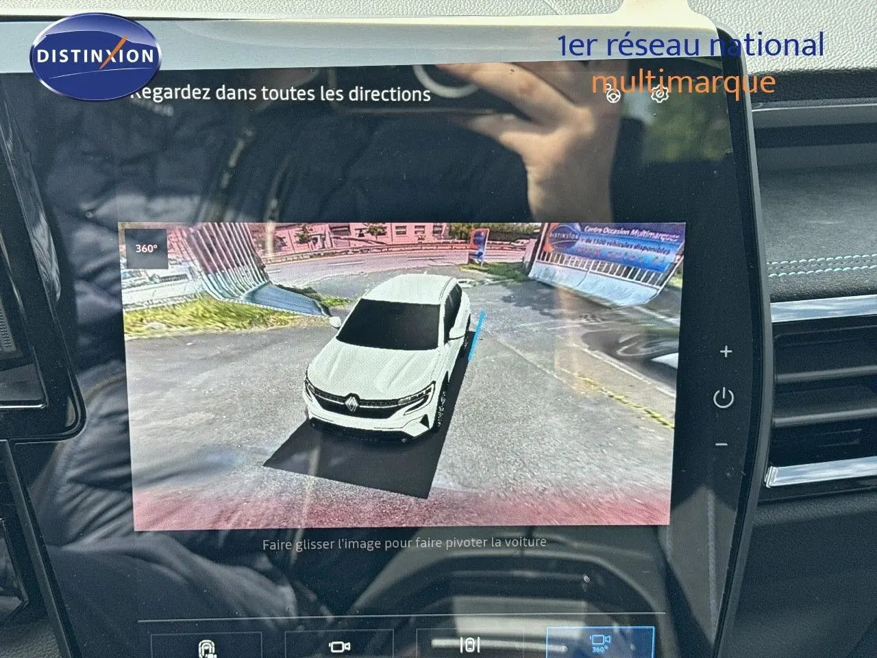 Vue 3/4 avant du Renault Austral gris schiste métal avec toit noir affiché sur l'écran tactile intérieur.