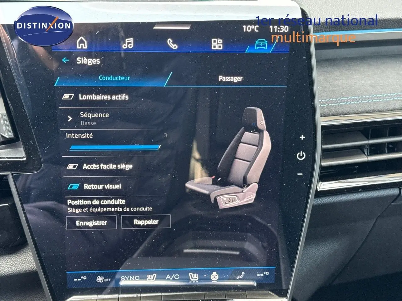 Écran tactile intérieur du Renault Austral 2024 montrant les réglages du siège conducteur en détail.