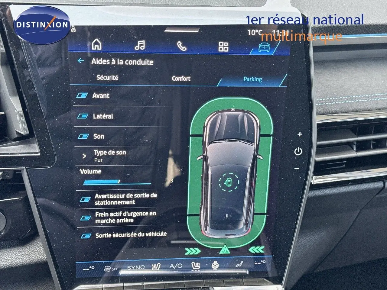Vue rapprochée de l'écran tactile intérieur du Renault Austral 2024 gris schiste, affichant les aides à la conduite en mode parking.