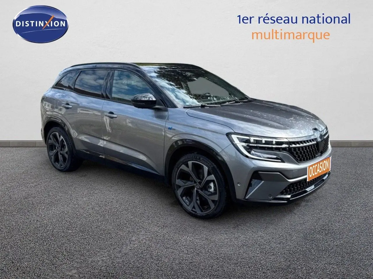Renault Austral 2024 gris schiste métal avec toit noir, vue 3/4 avant droit, SUV hybride essence élégant.