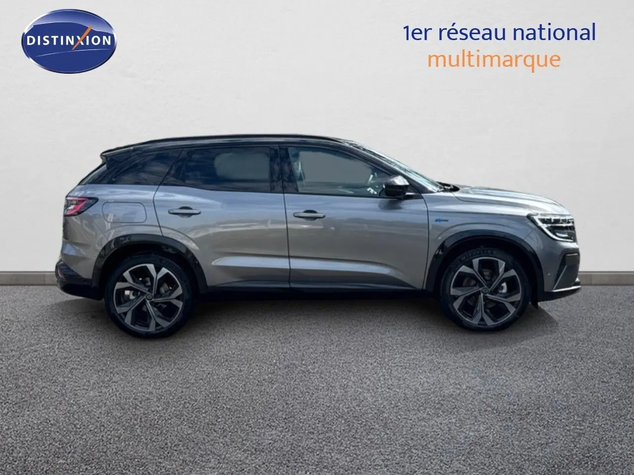 Profil droit du Renault Austral 2024 gris schiste métal avec toit noir, roues alliage et détails hybrides visibles.
