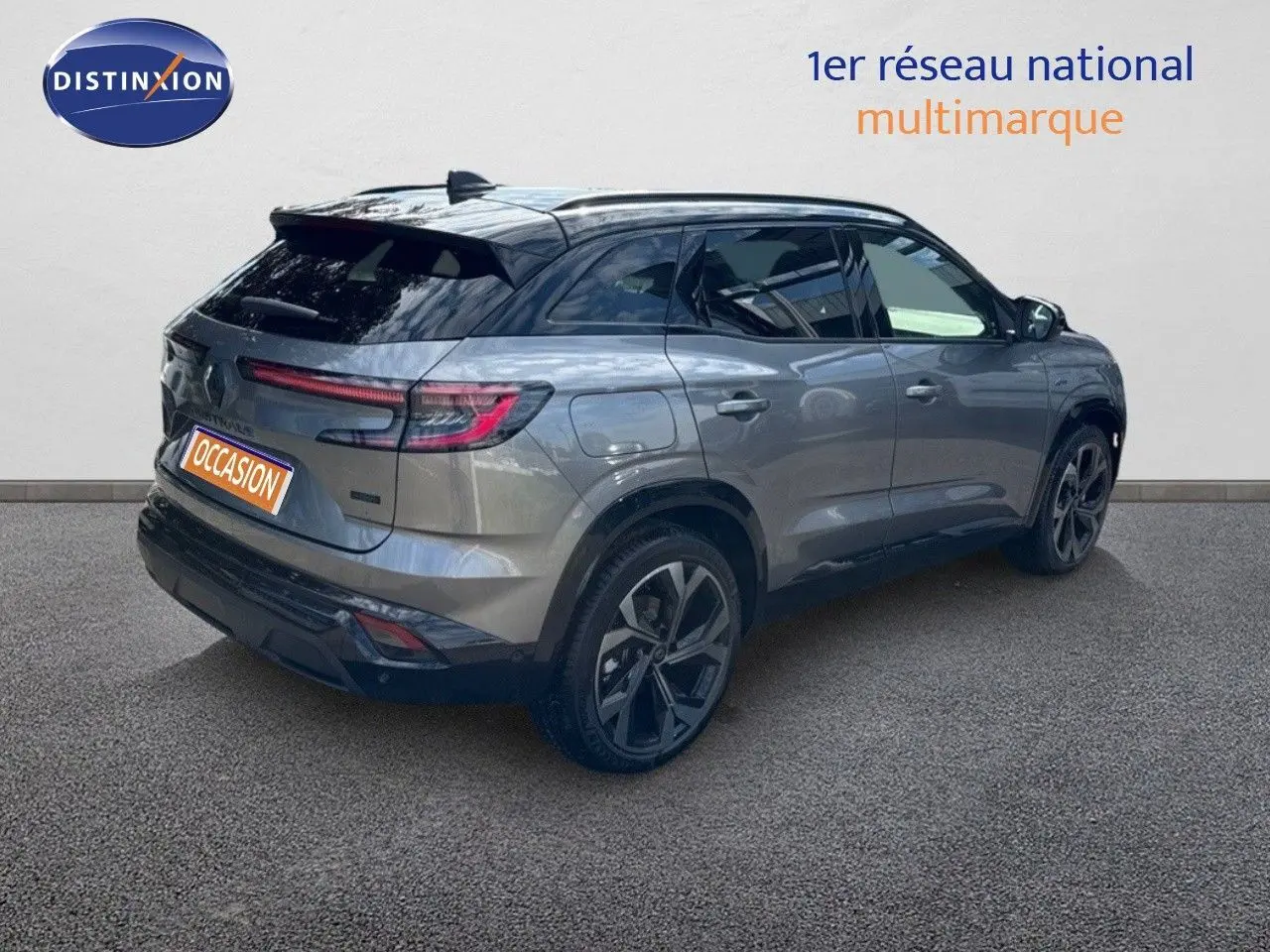 Vue 3/4 arrière droite du Renault Austral gris schiste métal avec toit noir et jantes distinctives biton.