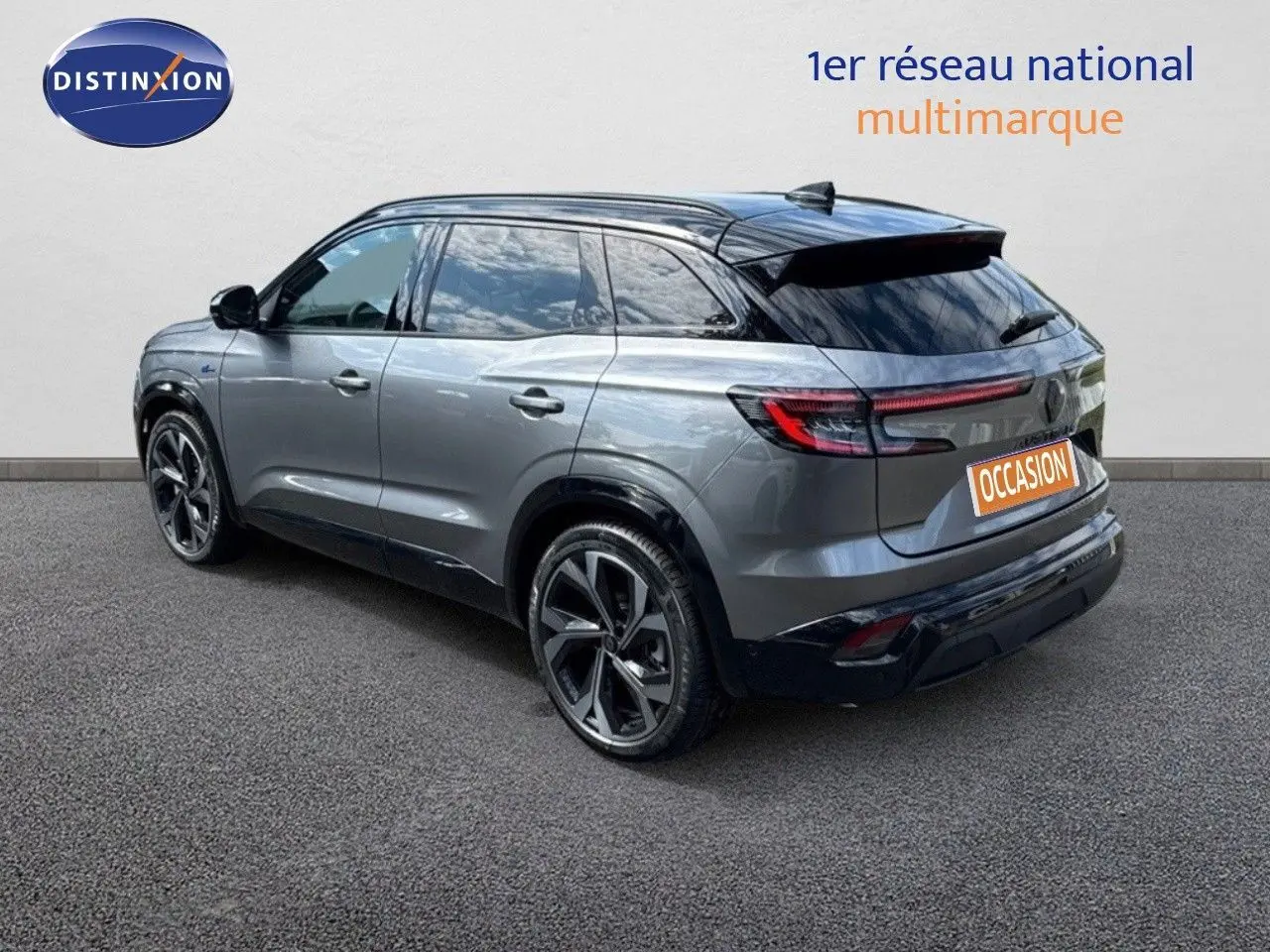 Vue 3/4 arrière droite d'un Renault Austral gris schiste métal avec toit noir et jantes alliage biton.