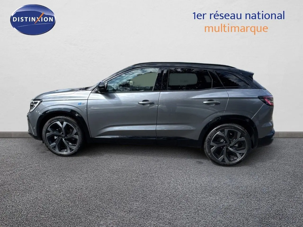 Profil côté gauche du Renault Austral 2024 gris schiste métallisé avec toit noir, roues alliage 20 pouces biton.