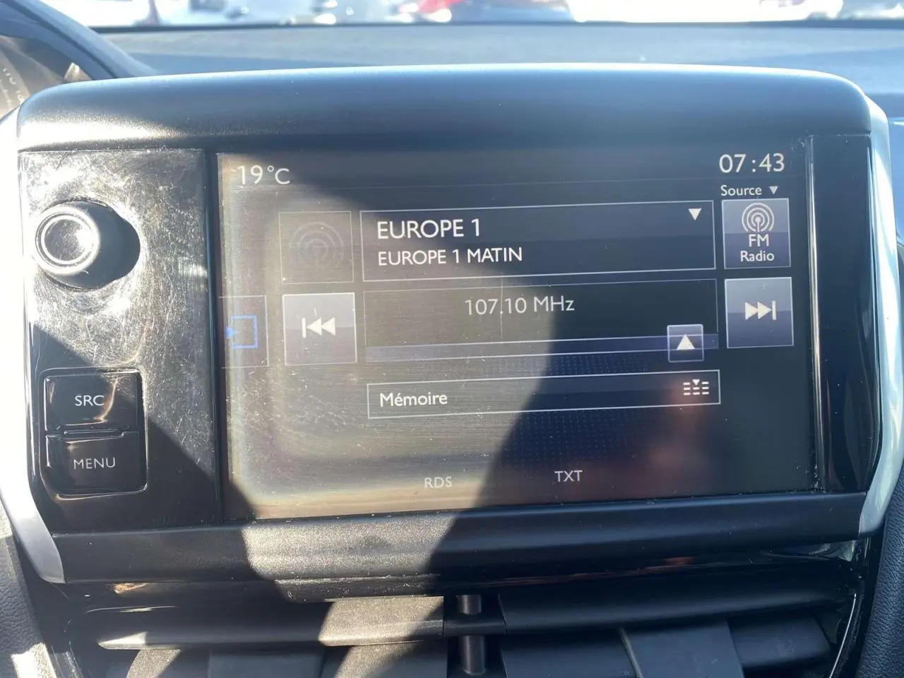 Écran tactile 7 pouces du système de navigation Peugeot 208 noir 2016 affichant la radio Europe 1 à 07:43