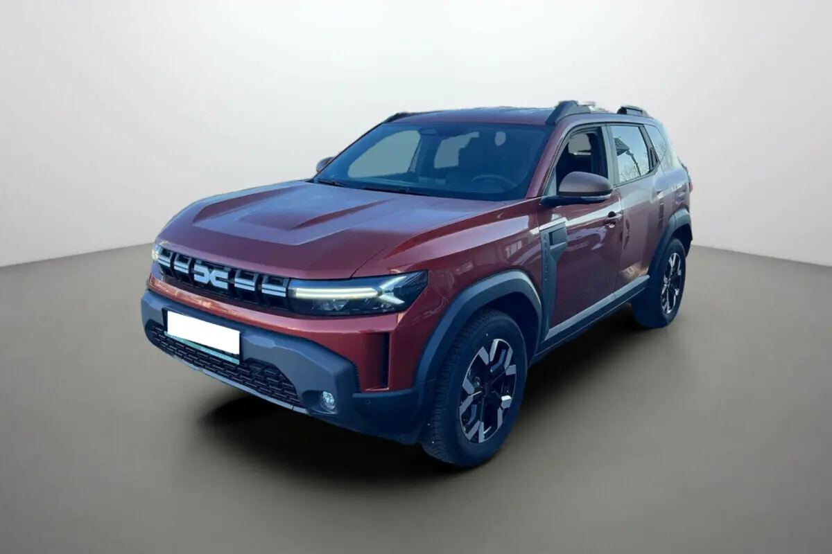 Dacia Duster 2024 brun terracotta en 3/4 avant droit, avec calandre noire et protections grises sur les ailes.