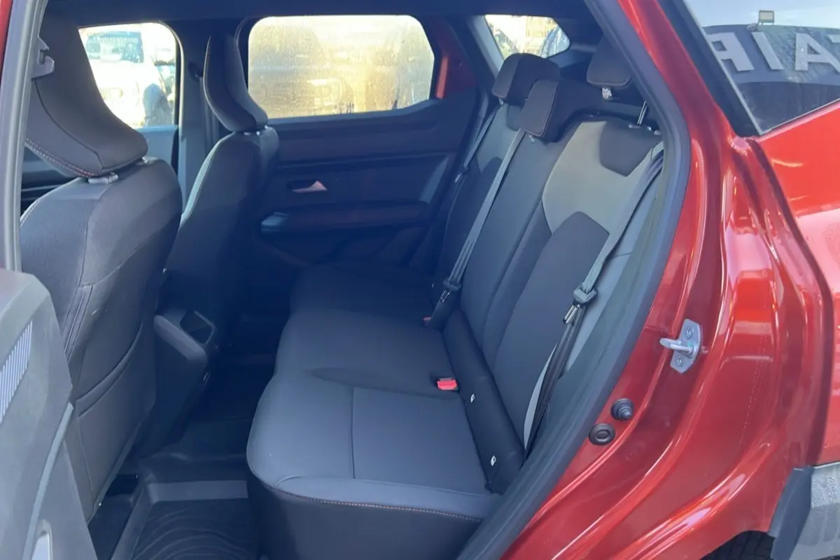 Vue intérieure côté droit des sièges arrière du Dacia Duster 2024 brun terracotta, version New TCe 130 4x4 Extreme City.