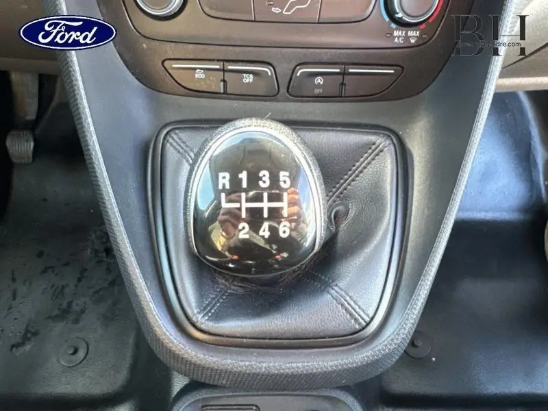 Le levier de vitesses manuelle noir du Ford Transit Connect L2 2021, vue rapprochée de la console centrale.