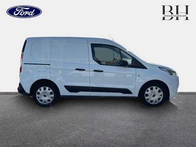 Profil droit d'un fourgon Ford Transit Connect blanc glacier avec porte latérale coulissante et jantes acier.