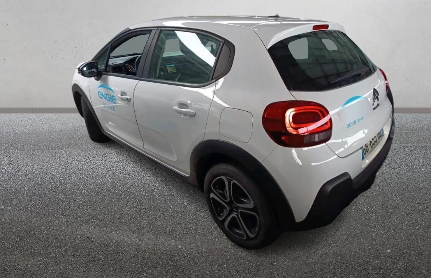 Vue 3/4 arrière droite d'une Citroën C3 Société blanche avec logo Engie sur la porte avant.