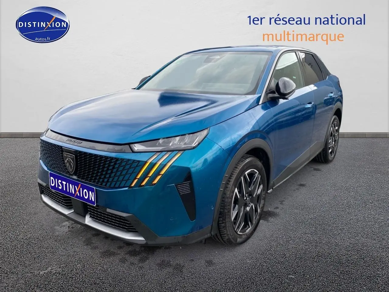 Peugeot 3008 bleu en 3/4 avant droit, avec calandre noire et feux LED à griffes orange distinctifs.