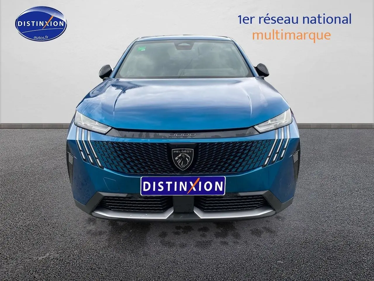 Vue frontale d'un Peugeot 3008 bleu 2025 avec calandre noire et phares LED distinctifs en forme de griffes.
