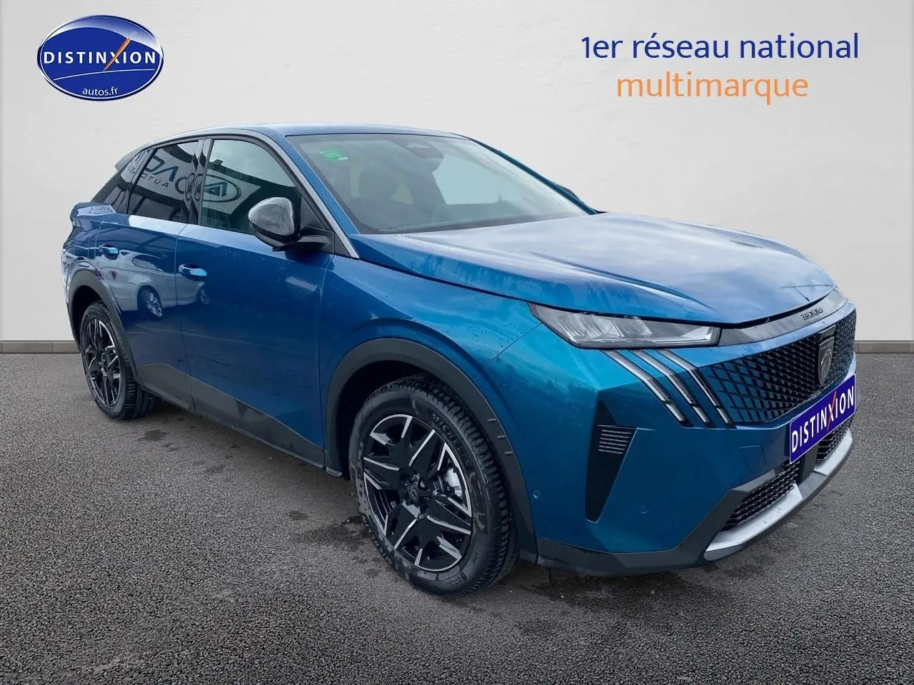 Peugeot 3008 bleu 3/4 avant droit, avec calandre distinctive et jantes alliage noires.
