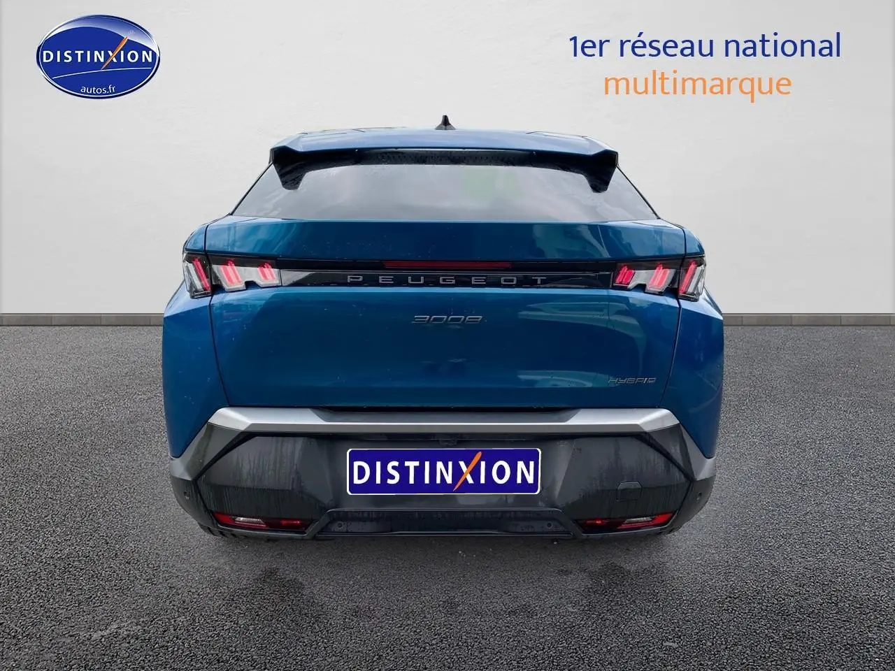 Vue arrière d’un Peugeot 3008 bleu 2025 avec feux arrière LED et becquet noir distinctif.