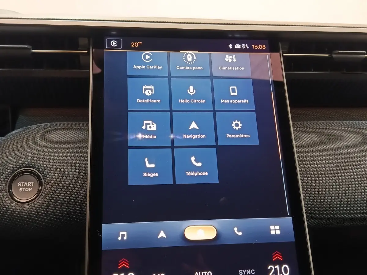 Écran tactile central de la Citroën C5 Hybride 2026 affichant les options connectées et climatisation, vue intérieure.