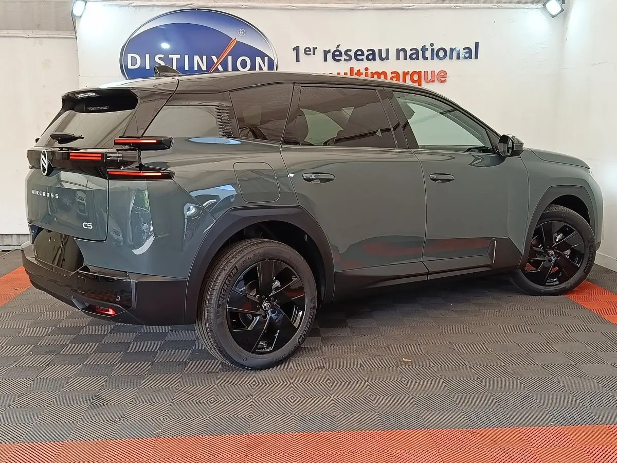 Vue 3/4 arrière droite du Citroën C5 Aircross hybride vert avec jantes noires et feux arrière LED distinctifs.