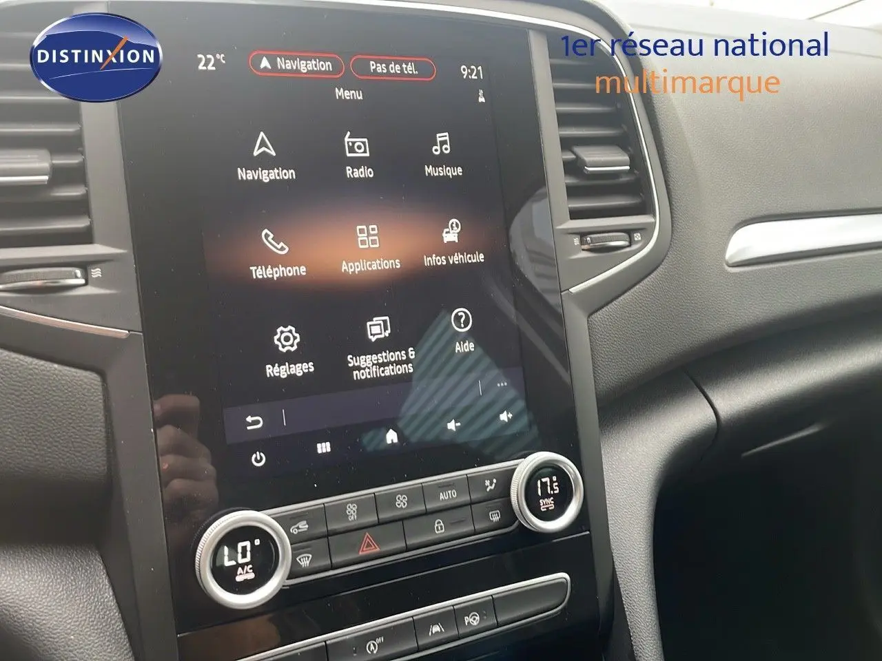 Vue intérieure centrée sur l'écran tactile du tableau de bord de la Renault Mégane Break 2024 finition TECHNO.