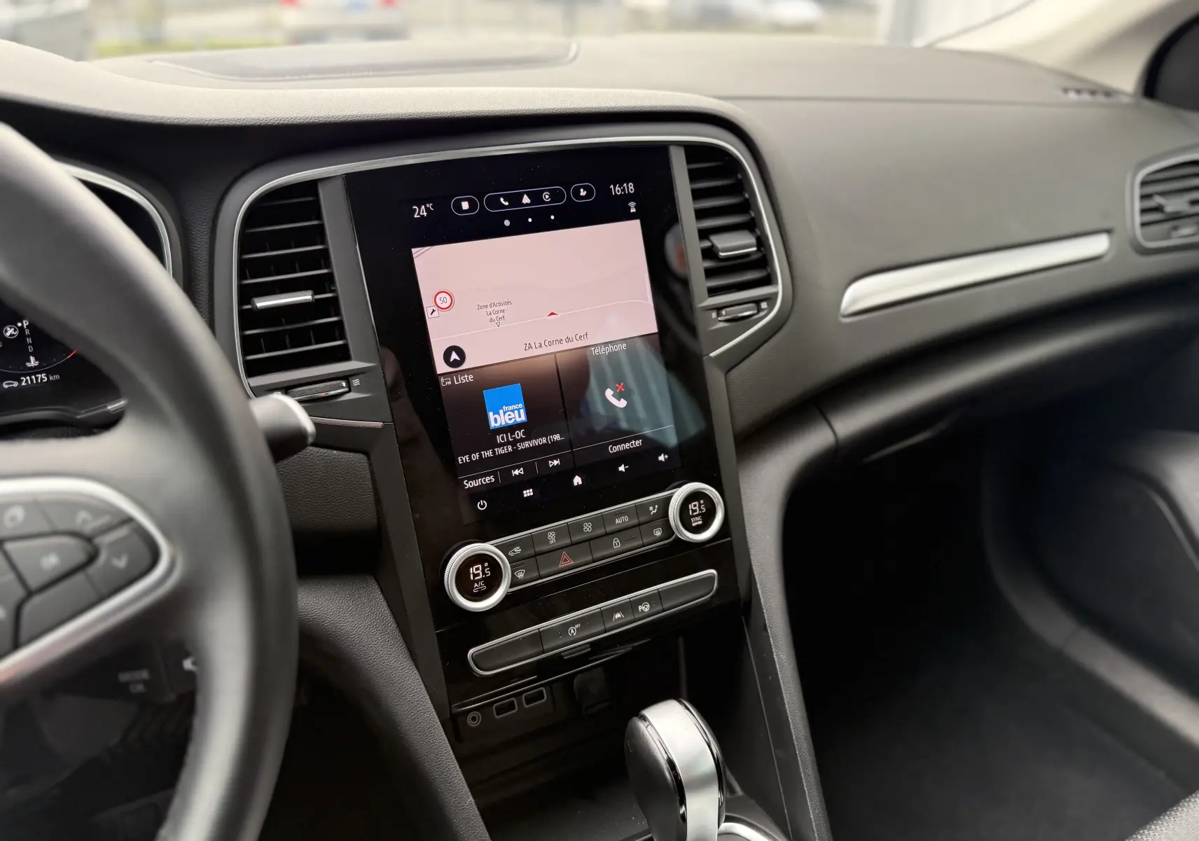 Vue rapprochée de la console centrale et levier de vitesse d’une Renault Mégane Break gris Highland Metal 2024.