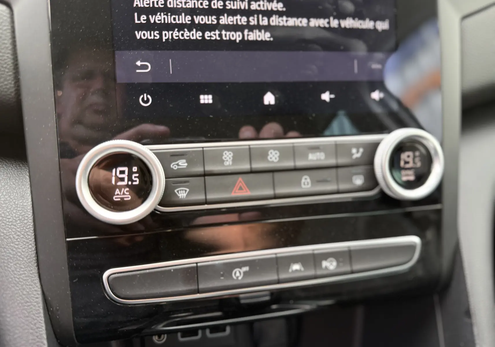 Détail du tableau de bord de la Renault Mégane Break 2024, affichant la climatisation à 19,5°C sur un écran tactile noir.