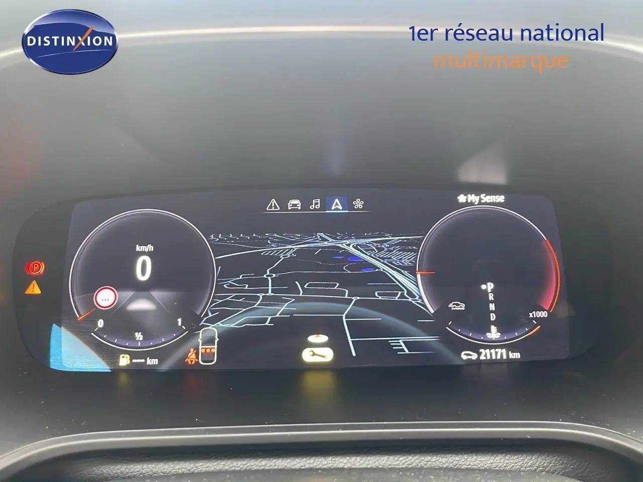 Tableau de bord numérique de Renault Mégane Break 2024 affichant la navigation et compteurs à l'arrêt.