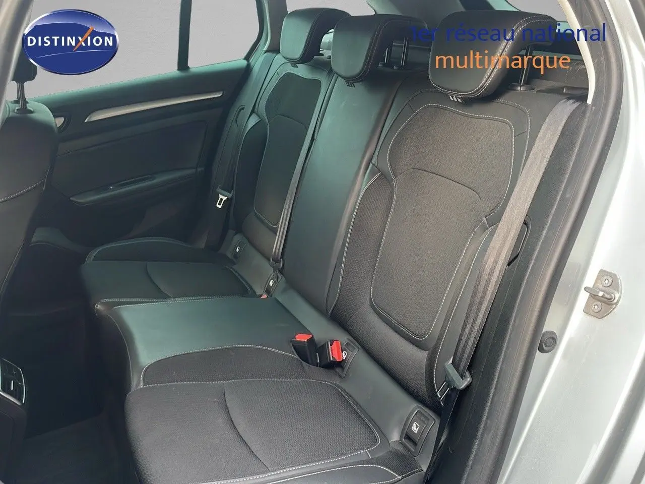 Vue intérieure côté droit sur les sièges arrière noirs d'une Renault Mégane Break gris Highland Metal 2024.