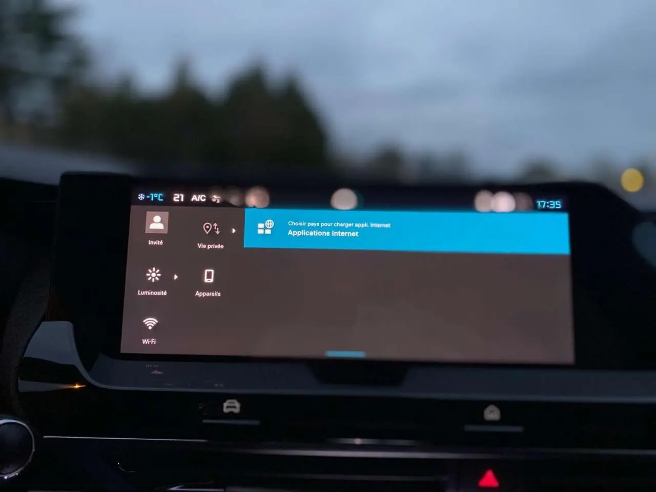 Écran tactile central allumé affichant les applications internet dans l'habitacle du Citroën C5 X 2023.