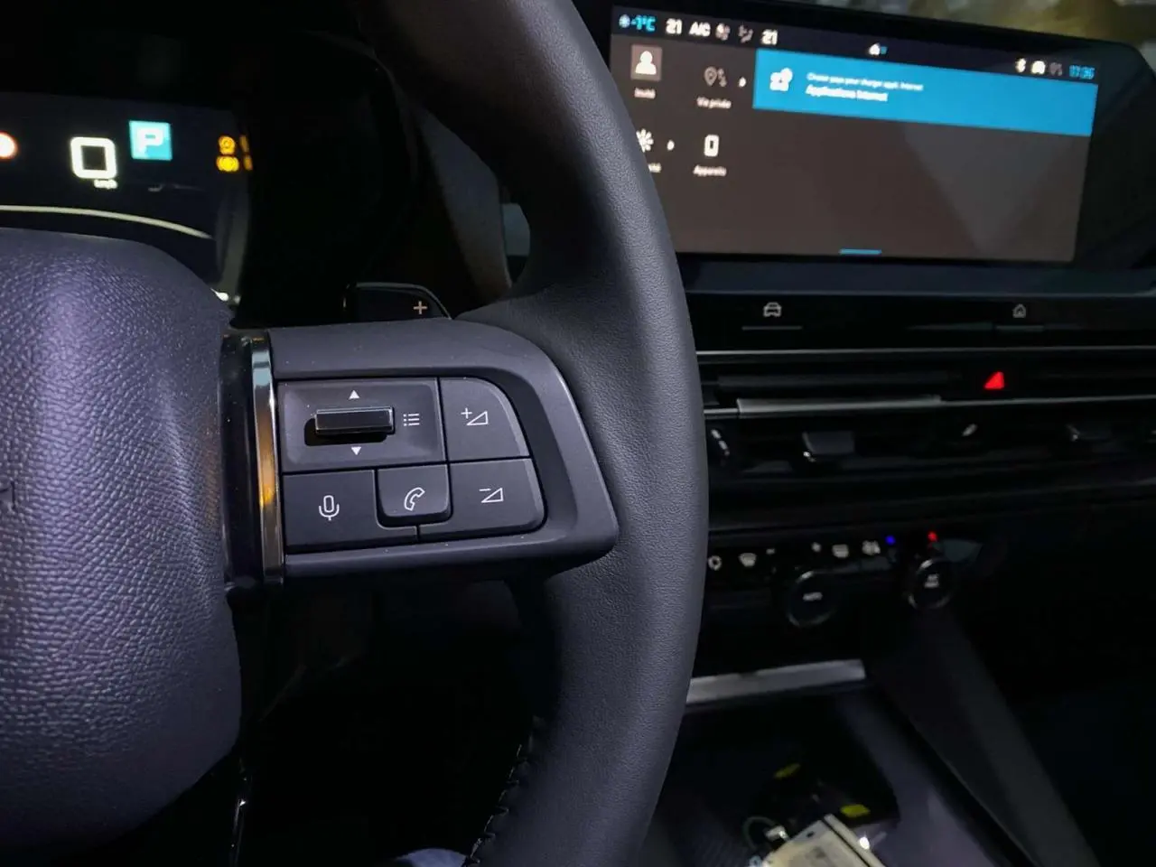 Gros plan sur la partie gauche du volant et le tableau de bord numérique du Citroën C5 X 2023 avec écran tactile et commandes intégrées.