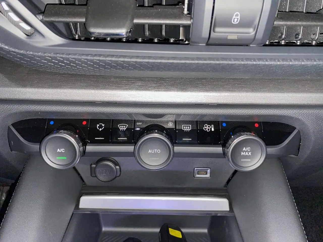 Commandes de climatisation automatique bizone avec boutons rotatifs et prises USB dans une Citroën C5 X 2023.