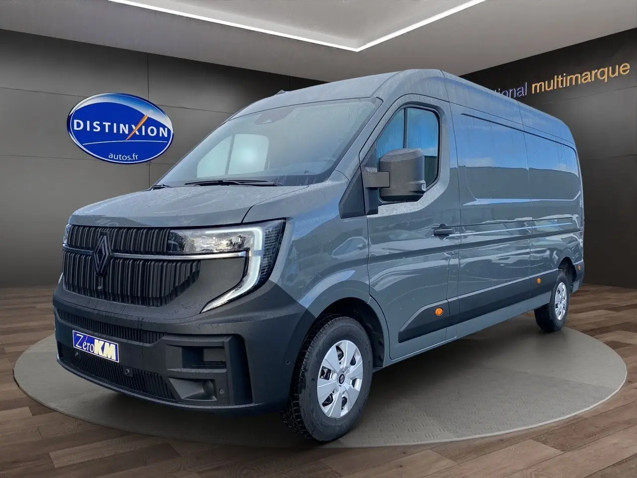 Renault Master gris urbain en vue 3/4 avant droit, fourgon utilitaire avec calandre noire distinctive et jantes argentées.