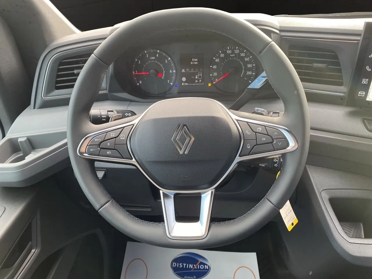 Vue centrée sur le volant noir du Renault Master 2025 avec tableau de bord et commandes intégrées visibles.