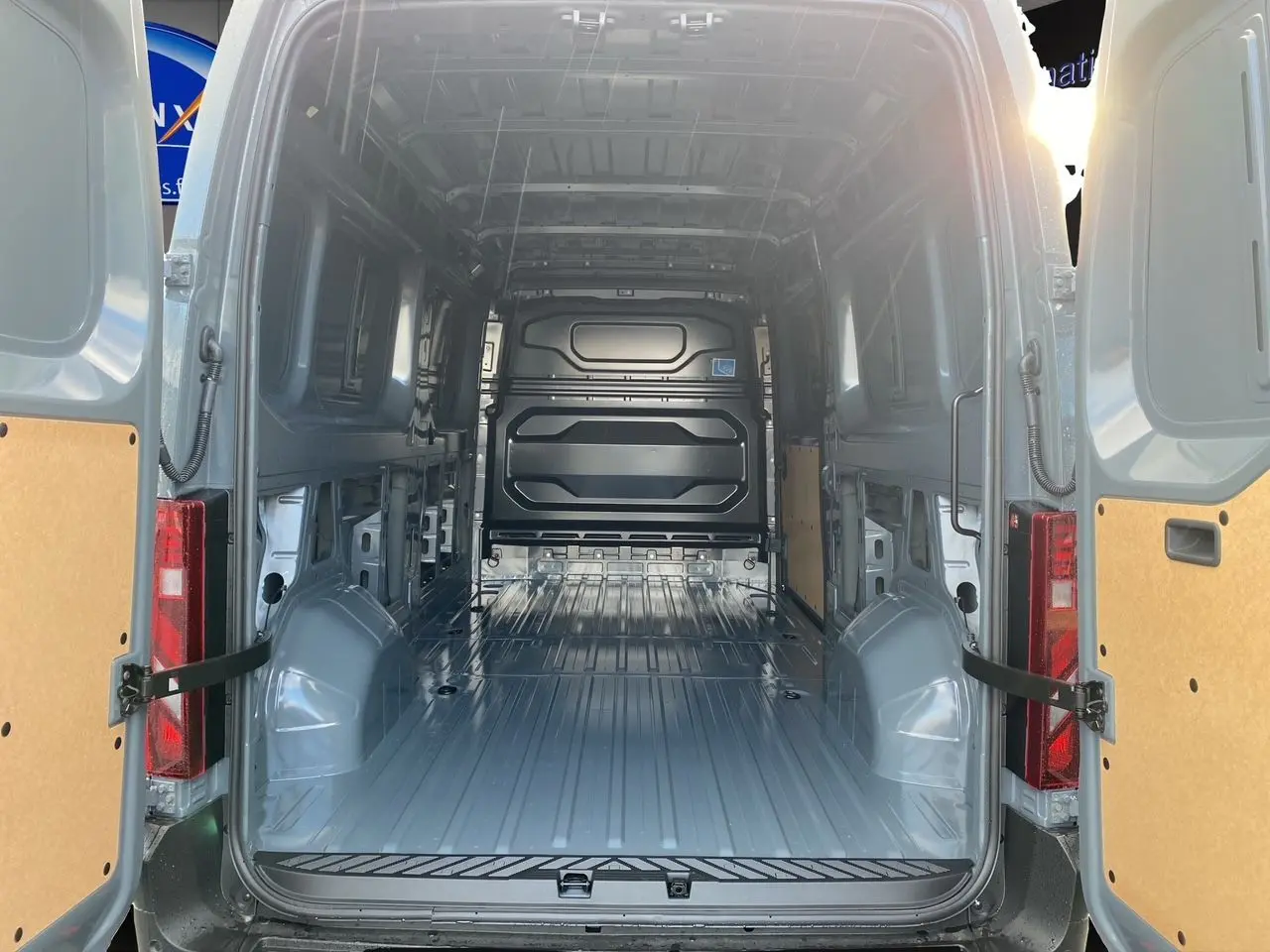 Vue arrière ouverte du Renault Master gris urbain 2025 montrant l'intérieur vide et spacieux du fourgon FG L3H2.