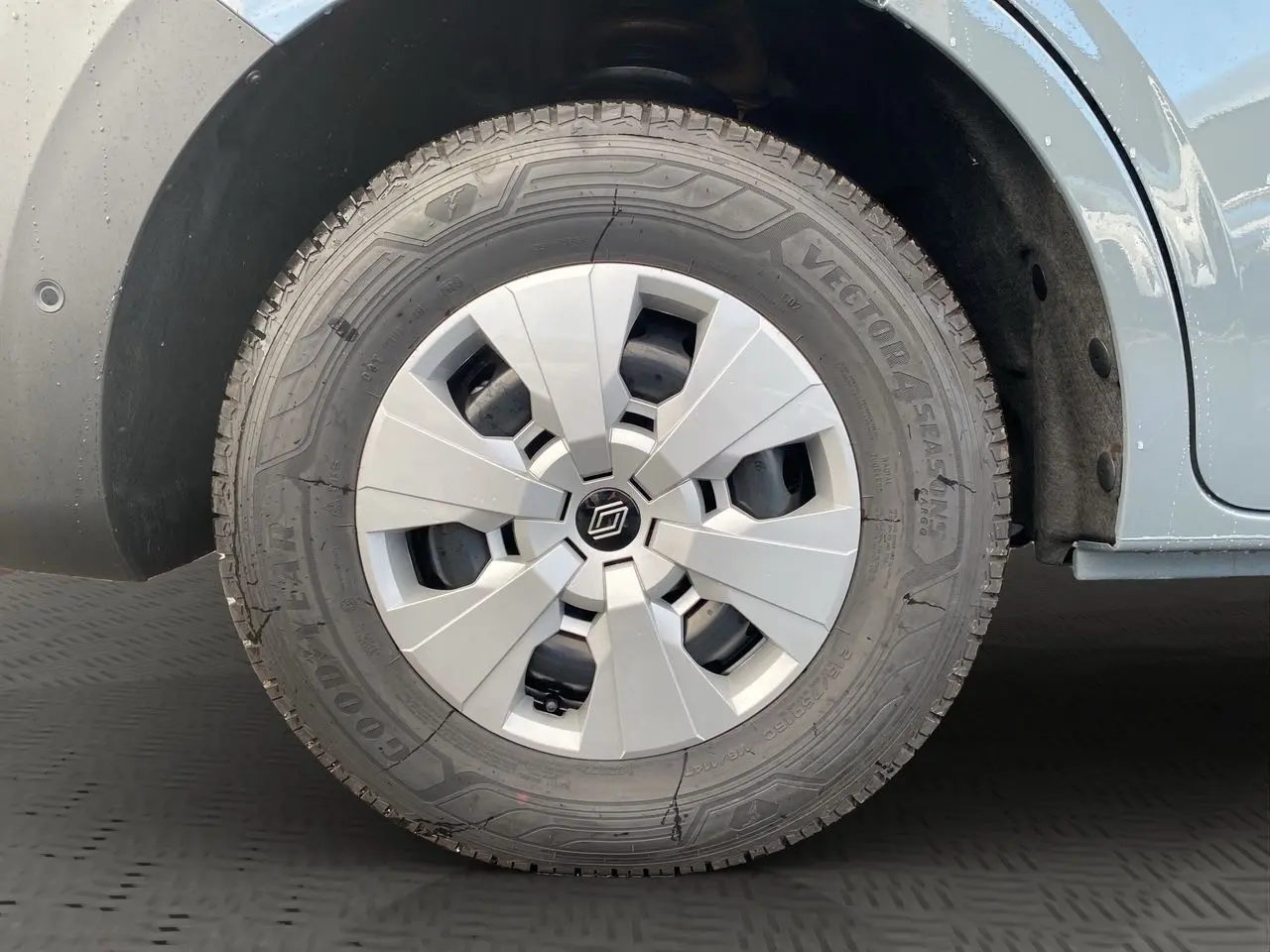 Gros plan sur la roue avant gauche du Renault Master 2025 gris urbain, mettant en valeur la jante et le pneu Goodyear.