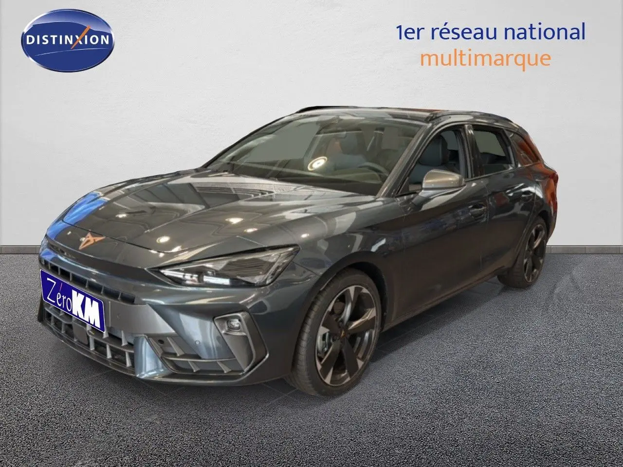 Vue 3/4 avant d'une CUPRA Leon ST 1.5 eTSI gris magnétique métal avec jantes bi-ton et calandre distinctive.