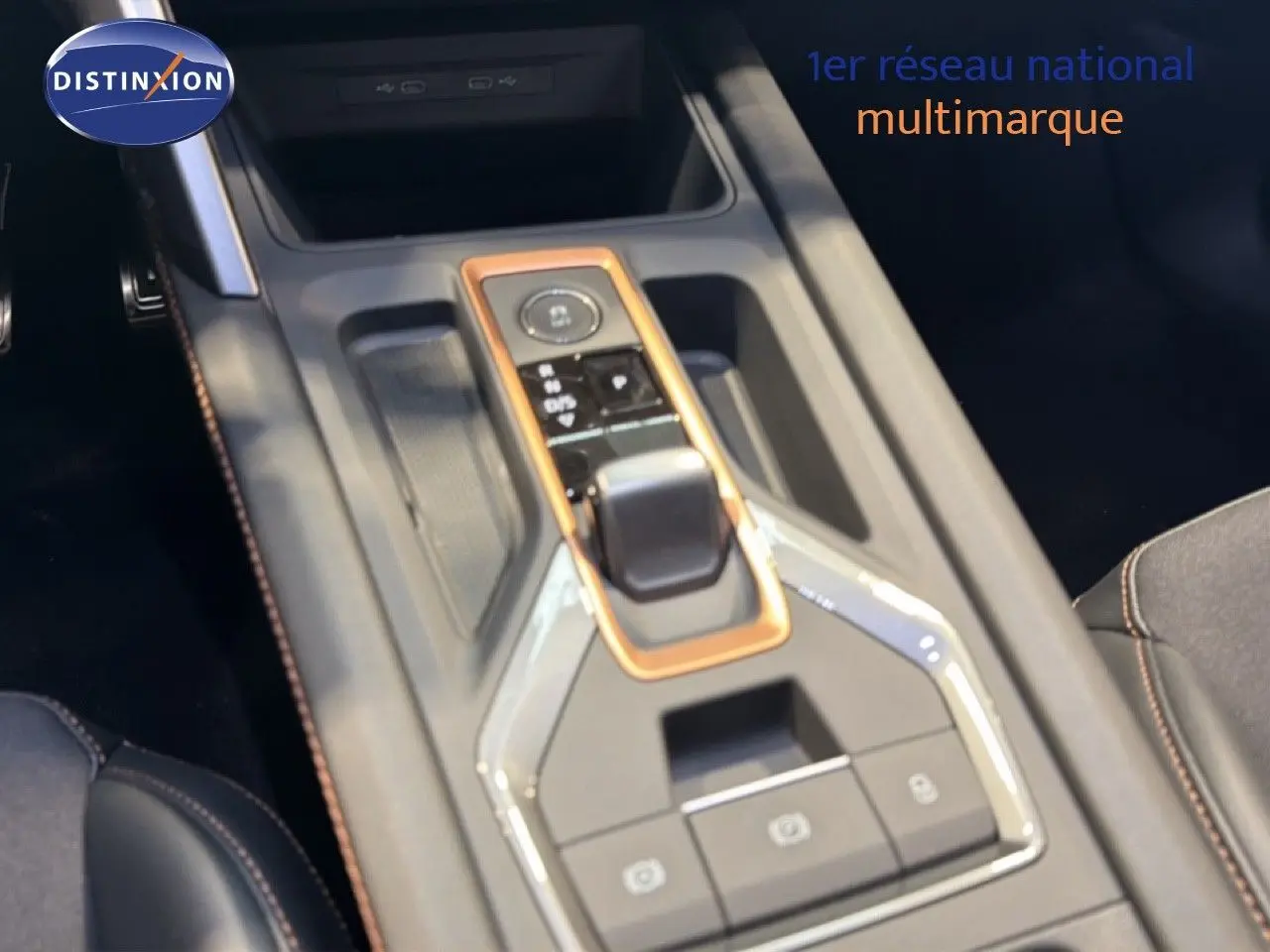 Gros plan sur la console centrale de la CUPRA LEON ST 1.5 eTSI 2025 avec insertions cuivrées et sellerie noire.