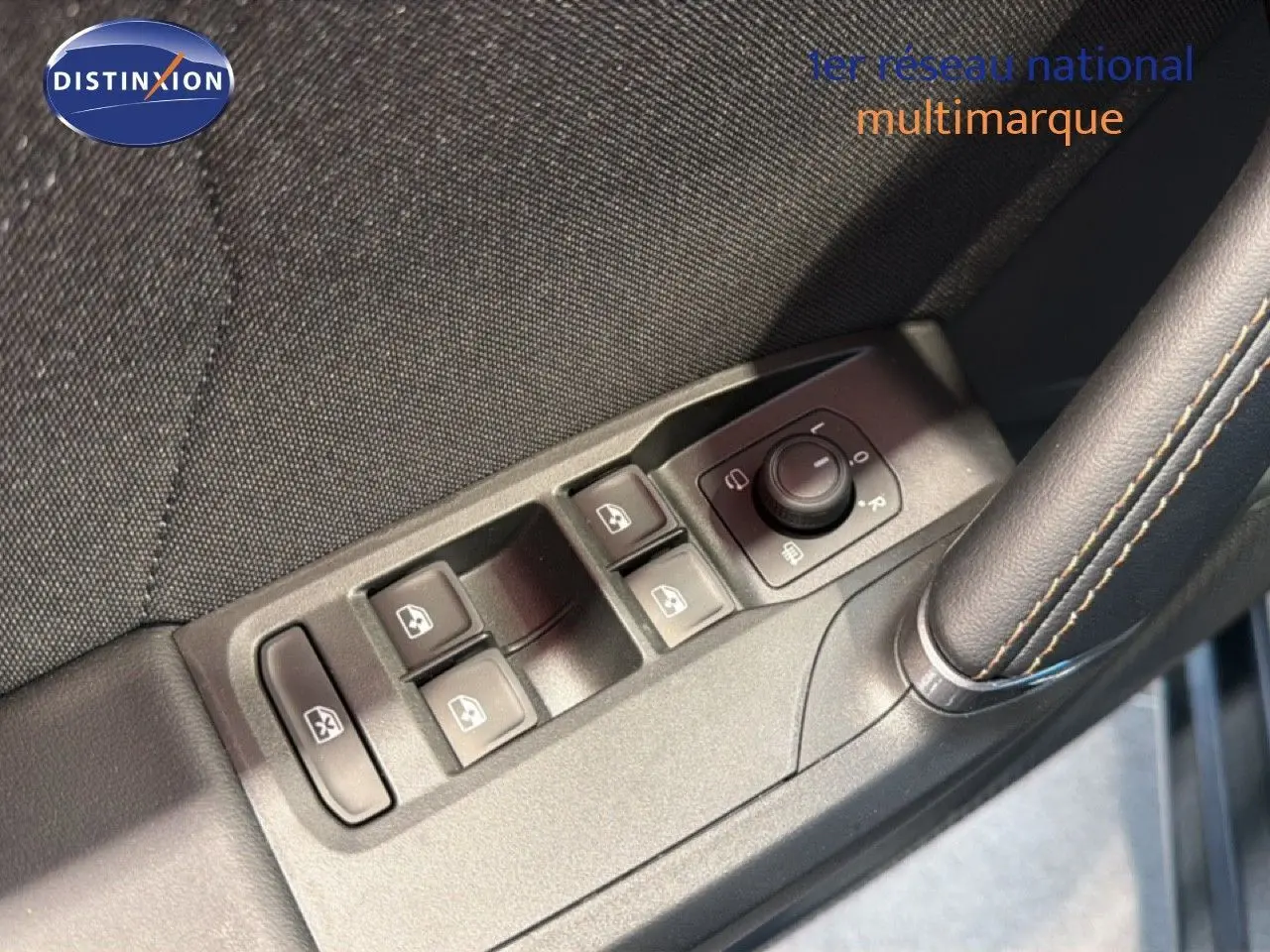 Gros plan sur les commandes des vitres et rétroviseurs côté conducteur d'une CUPRA LEON ST gris métallique.