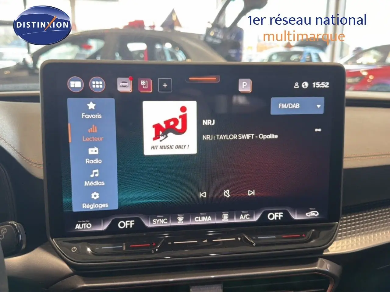 Écran tactile central du tableau de bord de la CUPRA LEON ST 2025, affichant la radio NRJ avec interface moderne.